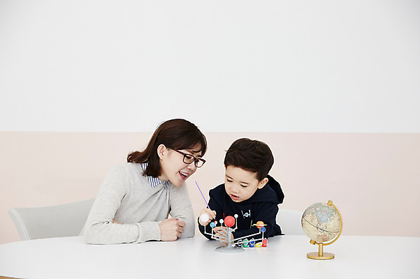 포토 JPG 여자 남자 아들 어린이 과학 엄마 실내 앉기 소년 상반신 성인 두명 앞모습 30대 지구본 물감 한국인 색칠 책상 과학교육 아들바보 국내포토 모자관계 교육 뷰포인트 가구 가족 모션 사람 동양인 내부 장년 미술도구 파일형식