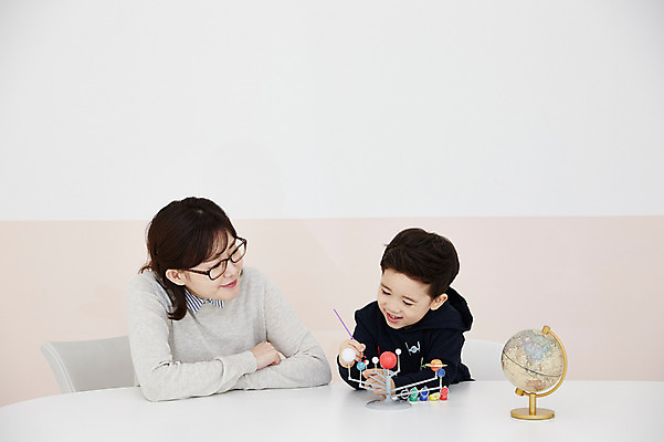 포토 JPG 여자 남자 아들 어린이 과학 엄마 실내 웃음 앉기 소년 상반신 성인 두명 앞모습 30대 지구본 물감 한국인 색칠 책상 과학교육 아들바보 국내포토 모자관계 교육 뷰포인트 가구 가족 모션 표정 사람 동양인 내부 장년 미술도구 파일형식