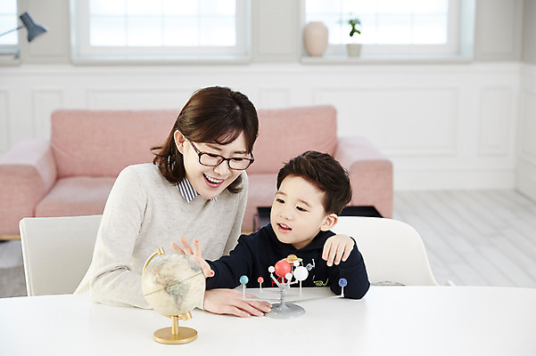 포토 JPG 여자 남자 아들 어린이 과학 엄마 실내 웃음 앉기 소년 상반신 성인 두명 앞모습 30대 소파 지구본 만지기 한국인 책상 과학교육 아들바보 국내포토 모자관계 교육 뷰포인트 가구 의자 가족 모션 표정 사람 동양인 내부 장년 파일형식