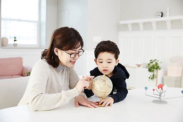 포토 JPG 여자 남자 아들 어린이 과학 엄마 실내 웃음 앉기 소년 상반신 성인 두명 앞모습 30대 소파 지구본 한국인 책상 아들바보 국내포토 모자관계 뷰포인트 가구 의자 가족 모션 표정 사람 동양인 내부 장년 파일형식