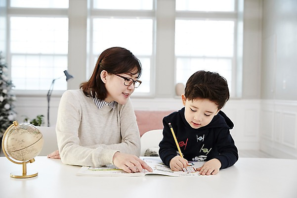 포토 JPG 여자 남자 아들 어린이 엄마 실내 앉기 소년 상반신 성인 두명 앞모습 30대 지구본 한국인 책상 문제집 아들바보 국내포토 모자관계 뷰포인트 가구 가족 모션 사람 동양인 내부 책 장년 파일형식