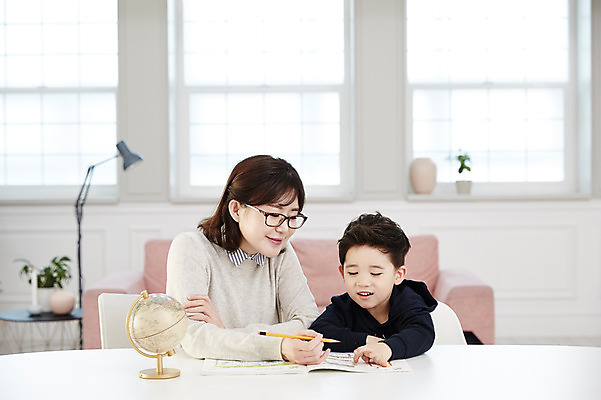 포토 JPG 여자 남자 아들 어린이 엄마 실내 웃음 앉기 소년 상반신 성인 두명 앞모습 30대 소파 지구본 한국인 책상 문제집 아들바보 국내포토 모자관계 뷰포인트 가구 의자 가족 모션 표정 사람 동양인 내부 책 장년 파일형식