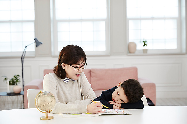 포토 JPG 여자 남자 아들 어린이 엄마 실내 앉기 소년 상반신 성인 두명 앞모습 30대 소파 지구본 한국인 지루함 책상 문제집 힘듦 국내포토 모자관계 감정 뷰포인트 가구 컨셉 의자 가족 모션 사람 동양인 내부 책 장년 파일형식