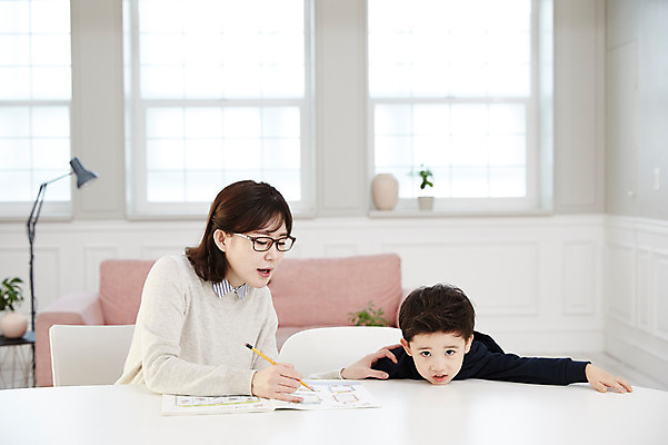 포토 JPG 여자 교육 남자 아들 어린이 엄마 실내 앉기 소년 상반신 성인 두명 앞모습 30대 소파 한국인 지루함 책상 문제 힘듦 국내포토 모자관계 감정 뷰포인트 가구 컨셉 의자 가족 모션 사람 동양인 내부 장년 파일형식