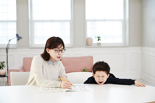 포토 JPG 여자 교육 남자 아들 어린이 엄마 실내 소년 상반신 성인 두명 앞모습 30대 한국인 지루함 책상 문제 문제집 힘듦 국내포토 모자관계 감정 뷰포인트 가구 컨셉 가족 사람 동양인 내부 책 장년 파일형식