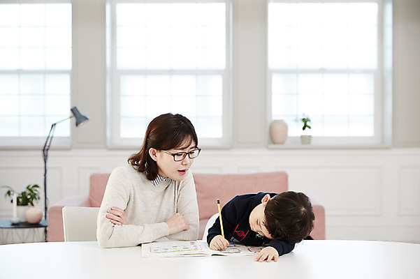 포토 JPG 여자 교육 남자 아들 어린이 엄마 실내 앉기 소년 상반신 성인 두명 앞모습 30대 한국인 지루함 책상 문제집 힘듦 국내포토 모자관계 감정 뷰포인트 가구 컨셉 가족 모션 사람 동양인 내부 책 장년 파일형식