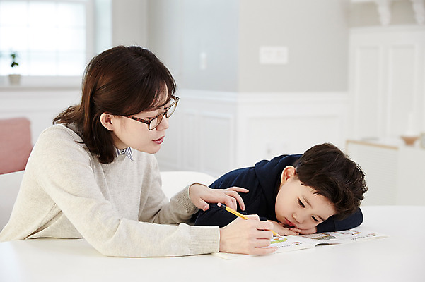 포토 JPG 여자 남자 아들 어린이 엄마 실내 앉기 소년 상반신 성인 두명 앞모습 30대 한국인 지루함 책상 문제집 힘듦 국내포토 모자관계 감정 뷰포인트 가구 컨셉 가족 모션 사람 동양인 내부 책 장년 파일형식