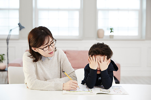 포토 JPG 여자 남자 아들 어린이 엄마 실내 앉기 소년 상반신 성인 두명 앞모습 30대 한국인 지루함 책상 문제집 얼굴가리기 힘듦 국내포토 모자관계 감정 뷰포인트 가구 컨셉 가족 모션 사람 동양인 내부 책 장년 가림 파일형식