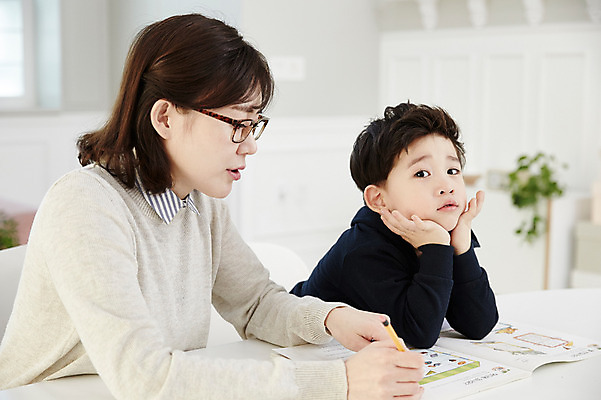 포토 JPG 여자 교육 남자 아들 어린이 엄마 실내 앉기 소년 상반신 성인 두명 앞모습 30대 한국인 지루함 책상 문제집 힘듦 국내포토 모자관계 감정 뷰포인트 가구 컨셉 가족 모션 사람 동양인 내부 책 장년 파일형식