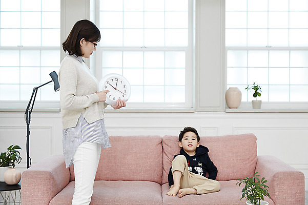 포토 JPG 전신 여자 남자 아들 어린이 시계 엄마 실내 서기 들기 앉기 소년 상반신 성인 두명 앞모습 옆모습 30대 한국인 국내포토 모자관계 뷰포인트 가족 모션 사람 동양인 내부 장년 파일형식