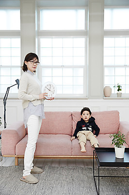 포토 JPG 전신 여자 남자 아들 어린이 시계 엄마 실내 서기 들기 앉기 소년 성인 두명 앞모습 옆모습 30대 소파 한국인 국내포토 모자관계 뷰포인트 의자 가족 모션 사람 동양인 내부 장년 파일형식