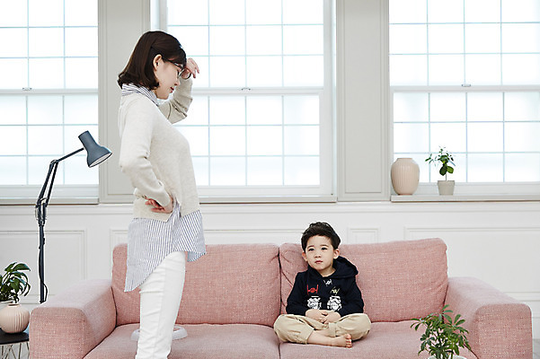 포토 JPG 전신 여자 남자 아들 어린이 엄마 조명 실내 서기 앉기 소년 상반신 성인 두명 앞모습 옆모습 30대 소파 한국인 고집 힘듦 국내포토 모자관계 뷰포인트 컨셉 의자 가족 모션 사람 동양인 내부 장년 파일형식