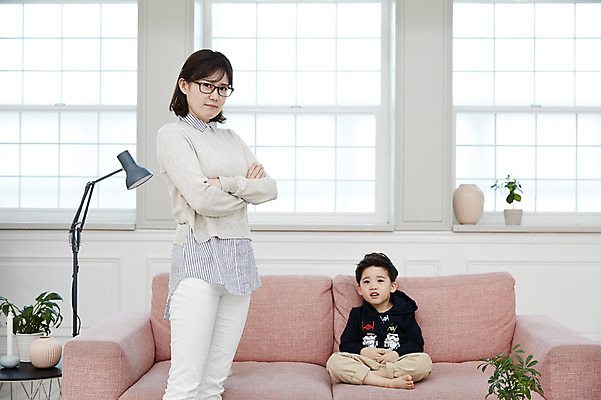 포토 JPG 전신 여자 남자 아들 어린이 엄마 조명 실내 앉기 소년 상반신 성인 두명 앞모습 30대 소파 팔짱 한국인 고집 힘듦 국내포토 모자관계 뷰포인트 컨셉 의자 가족 모션 사람 동양인 내부 장년 파일형식