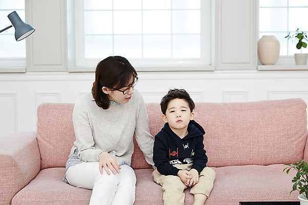 포토 JPG 여자 남자 아들 어린이 엄마 실내 앉기 소년 상반신 성인 두명 앞모습 30대 소파 한국인 졸음 힘듦 국내포토 모자관계 감정 뷰포인트 컨셉 의자 가족 모션 사람 동양인 내부 장년 파일형식 가구 관계 인종 생활용품 오브젝트