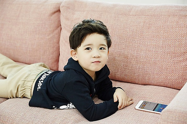 포토 JPG 남자 어린이 엎드리기 실내 한명 소년 상반신 옆모습 스마트폰 소파 한국인 소년한명만 국내포토 1 뷰포인트 의자 모션 사람 동양인 내부 핸드폰 스마트기기 남자한명만 소년만 파일형식