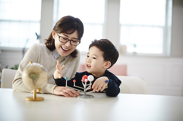 포토 JPG 여자 남자 아들 어린이 과학 엄마 실내 웃음 앉기 소년 상반신 성인 두명 앞모습 30대 지구본 한국인 책상 과학교육 국내포토 모자관계 교육 뷰포인트 가구 가족 모션 표정 사람 동양인 내부 장년 파일형식