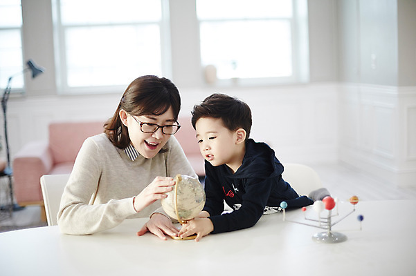 포토 JPG 여자 남자 아들 어린이 과학 엄마 실내 웃음 앉기 소년 상반신 성인 두명 앞모습 30대 지구본 만지기 한국인 책상 과학교육 국내포토 모자관계 교육 뷰포인트 가구 가족 모션 표정 사람 동양인 내부 장년 파일형식