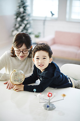 포토 JPG 여자 남자 아들 어린이 과학 엄마 실내 앉기 소년 상반신 성인 두명 앞모습 30대 지구본 만지기 한국인 책상 과학교육 국내포토 모자관계 교육 뷰포인트 가구 가족 모션 사람 동양인 내부 장년 파일형식