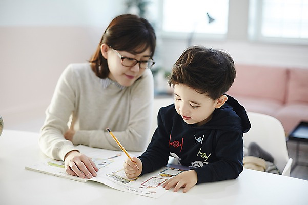 포토 JPG 여자 남자 아들 어린이 엄마 실내 웃음 앉기 소년 상반신 성인 두명 앞모습 30대 한국인 책상 문제집 국내포토 모자관계 뷰포인트 가구 가족 모션 표정 사람 동양인 내부 책 장년 파일형식