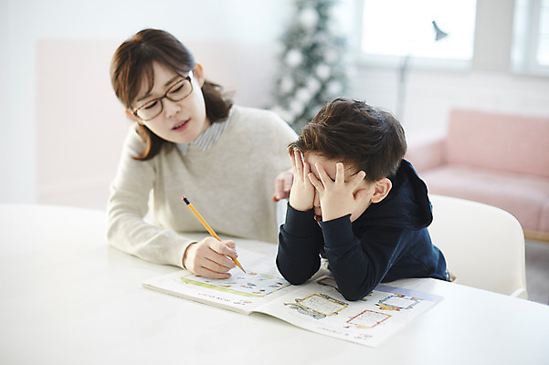 포토 JPG 여자 남자 아들 어린이 엄마 실내 앉기 소년 상반신 성인 두명 앞모습 30대 한국인 지루함 책상 문제집 힘듦 국내포토 모자관계 감정 뷰포인트 가구 컨셉 가족 모션 사람 동양인 내부 책 장년 파일형식