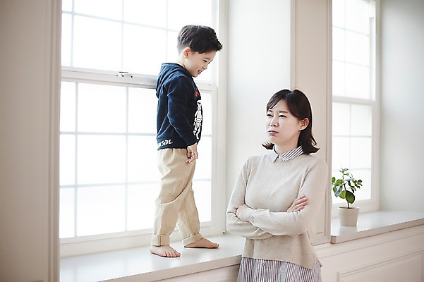 포토 JPG 전신 여자 남자 아들 어린이 엄마 실내 서기 소년 상반신 성인 두명 앞모습 옆모습 30대 한국인 분노 창가 국내포토 모자관계 감정 뷰포인트 창문 가족 모션 사람 동양인 내부 장년 파일형식