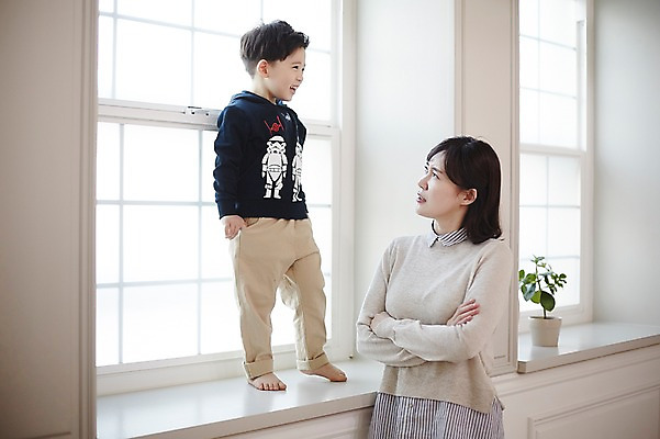 포토 JPG 전신 여자 남자 아들 어린이 엄마 실내 서기 웃음 소년 상반신 성인 두명 앞모습 옆모습 30대 팔짱 한국인 분노 창가 국내포토 모자관계 감정 뷰포인트 창문 가족 모션 표정 사람 동양인 내부 장년 파일형식
