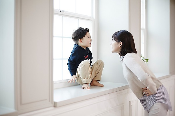 포토 JPG 전신 여자 남자 아들 어린이 장난 엄마 실내 서기 웃음 앉기 소년 상반신 성인 두명 옆모습 30대 한국인 분노 창가 국내포토 모자관계 감정 뷰포인트 창문 가족 모션 표정 사람 동양인 내부 장년 파일형식