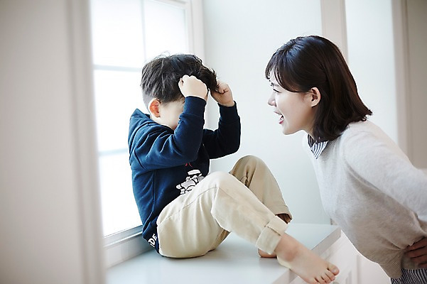 포토 JPG 전신 여자 남자 아들 어린이 엄마 실내 서기 앉기 소년 상반신 성인 두명 옆모습 30대 머리 한국인 분노 잡기 꾸지람 창가 국내포토 모자관계 감정 뷰포인트 창문 가족 모션 사람 동양인 내부 신체부위 장년 체벌 파일형식