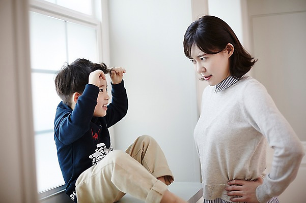 포토 JPG 전신 여자 남자 아들 어린이 엄마 실내 서기 웃음 앉기 소년 상반신 성인 두명 옆모습 30대 머리 한국인 분노 잡기 창가 국내포토 모자관계 감정 뷰포인트 창문 가족 모션 표정 사람 동양인 내부 신체부위 장년 파일형식