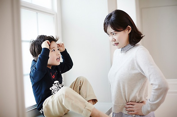 포토 JPG 전신 여자 남자 아들 어린이 엄마 실내 서기 앉기 소년 상반신 성인 두명 옆모습 30대 머리 마주보기 한국인 분노 잡기 창가 국내포토 모자관계 감정 뷰포인트 창문 가족 모션 사람 동양인 내부 신체부위 장년 파일형식