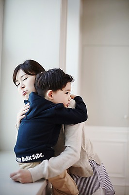 포토 JPG 여자 남자 아들 어린이 안기 엄마 실내 소년 상반신 성인 두명 옆모습 30대 한국인 창가 아들바보 국내포토 모자관계 뷰포인트 창문 가족 모션 사람 동양인 내부 장년 파일형식