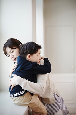 포토 JPG 여자 남자 아들 어린이 안기 엄마 실내 소년 상반신 성인 두명 옆모습 30대 한국인 창가 아들바보 국내포토 모자관계 뷰포인트 창문 가족 모션 사람 동양인 내부 장년 파일형식