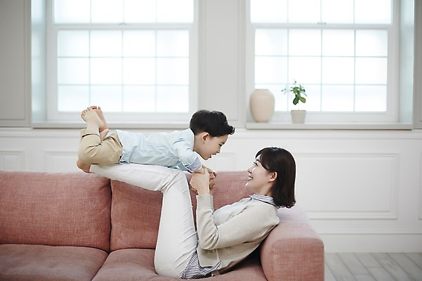 포토 JPG 전신 여자 남자 아들 어린이 장난 엄마 실내 웃음 소년 성인 두명 옆모습 30대 소파 눕기 한국인 비행기놀이 놀기 아들바보 국내포토 모자관계 뷰포인트 의자 가족 모션 놀이 표정 사람 동양인 내부 장년 파일형식