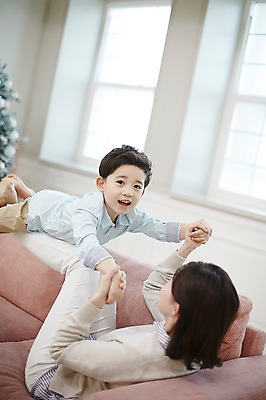 포토 JPG 여자 남자 아들 어린이 장난 놀이 엄마 실내 웃음 소년 상반신 성인 두명 앞모습 옆모습 30대 소파 눕기 한국인 즐거움 비행기놀이 아들바보 국내포토 모자관계 감정 뷰포인트 의자 가족 모션 표정 사람 동양인 내부 장년 파일형식