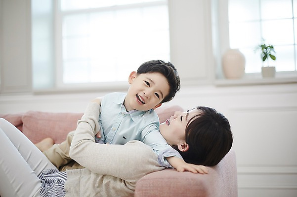 포토 JPG 여자 남자 아들 어린이 장난 엄마 실내 웃음 소년 상반신 성인 두명 앞모습 옆모습 30대 소파 눕기 한국인 아들바보 국내포토 모자관계 뷰포인트 의자 가족 모션 표정 사람 동양인 내부 장년 파일형식