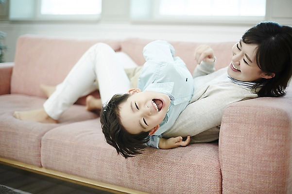 포토 JPG 전신 여자 남자 아들 어린이 장난 엄마 실내 웃음 소년 성인 두명 앞모습 옆모습 30대 소파 눕기 한국인 즐거움 아들바보 국내포토 모자관계 감정 뷰포인트 의자 가족 모션 표정 사람 동양인 내부 장년 파일형식 가구 관계 인종 생활용품 오브젝트