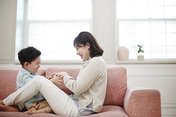 포토 JPG 여자 남자 아들 어린이 장난 엄마 실내 웃음 앉기 소년 상반신 성인 두명 옆모습 30대 소파 한국인 즐거움 아들바보 국내포토 모자관계 감정 뷰포인트 의자 가족 모션 표정 사람 동양인 내부 장년 파일형식