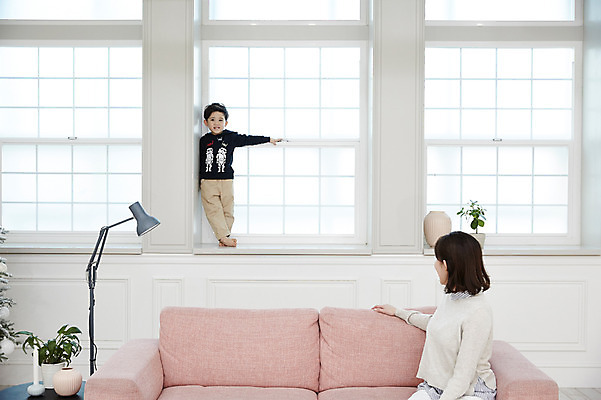 포토 JPG 전신 여자 남자 아들 어린이 장난 엄마 실내 서기 웃음 앉기 소년 상반신 성인 두명 앞모습 옆모습 30대 소파 한국인 위험 국내포토 모자관계 뷰포인트 컨셉 의자 가족 모션 표정 사람 동양인 내부 장년 파일형식