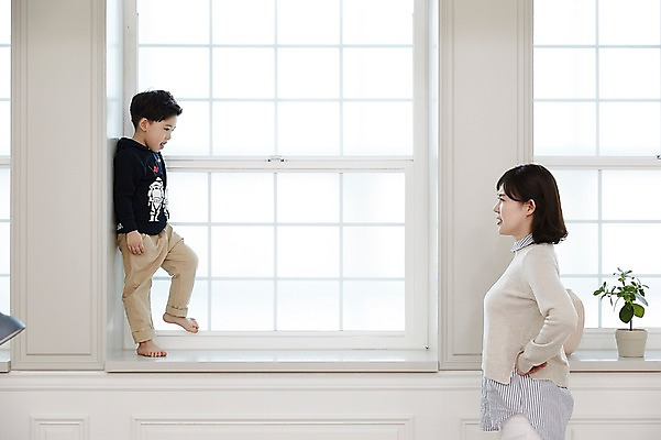 포토 JPG 전신 여자 남자 아들 어린이 장난 엄마 실내 서기 소년 상반신 성인 두명 옆모습 30대 한국인 분노 위험 창가 국내포토 모자관계 감정 뷰포인트 컨셉 창문 가족 모션 사람 동양인 내부 장년 파일형식