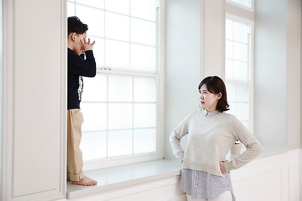 포토 JPG 전신 여자 남자 아들 어린이 엄마 실내 서기 소년 상반신 성인 두명 앞모습 옆모습 30대 마주보기 한국인 위험 창가 약올리기 국내포토 모자관계 뷰포인트 컨셉 창문 가족 모션 사람 동양인 내부 장년 파일형식