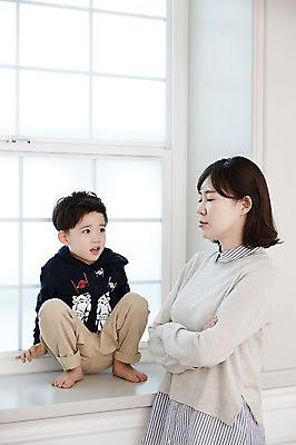 포토 JPG 전신 여자 남자 아들 어린이 엄마 실내 서기 앉기 소년 상반신 성인 두명 앞모습 옆모습 30대 팔짱 한국인 분노 창가 아들바보 국내포토 모자관계 감정 뷰포인트 창문 가족 모션 사람 동양인 내부 장년 파일형식