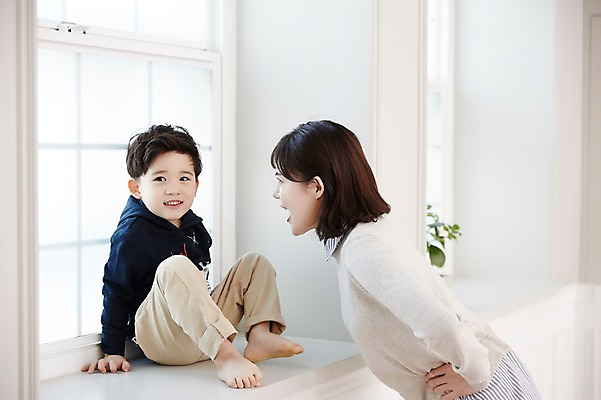 포토 JPG 전신 여자 남자 아들 어린이 장난 엄마 실내 웃음 앉기 소년 상반신 성인 두명 옆모습 30대 외침 한국인 분노 창가 아들바보 국내포토 모자관계 감정 뷰포인트 창문 가족 모션 표정 사람 동양인 내부 장년 소리 파일형식