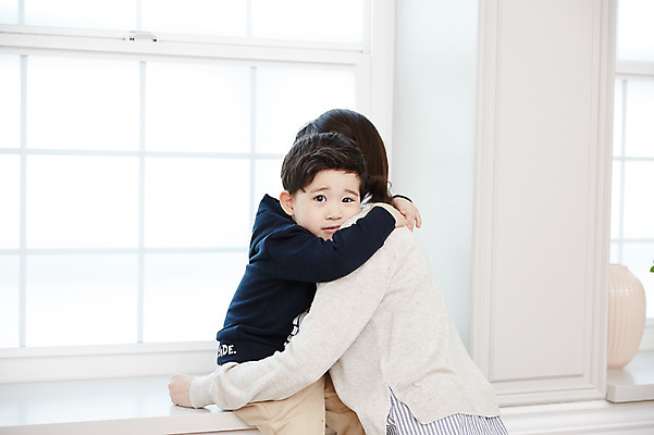 포토 JPG 여자 남자 아들 어린이 안기 엄마 실내 소년 상반신 성인 두명 옆모습 30대 한국인 창가 아들바보 국내포토 모자관계 뷰포인트 창문 가족 모션 사람 동양인 내부 장년 파일형식