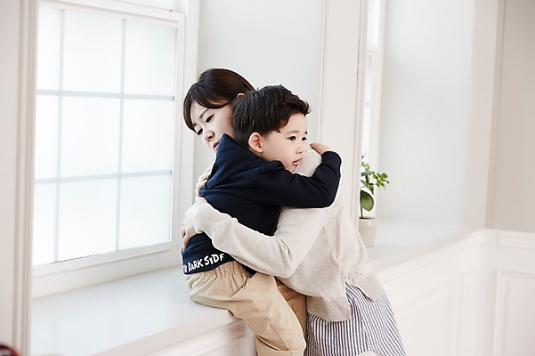 포토 JPG 여자 남자 아들 어린이 안기 엄마 실내 소년 상반신 성인 두명 옆모습 30대 한국인 창가 아들바보 국내포토 모자관계 뷰포인트 창문 가족 모션 사람 동양인 내부 장년 파일형식