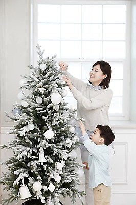 포토 JPG 여자 남자 아들 어린이 엄마 실내 서기 웃음 소년 상반신 성인 두명 옆모습 장식 30대 크리스마스트리 한국인 꾸미기 아들바보 국내포토 모자관계 뷰포인트 크리스마스 가족 모션 표정 사람 동양인 내부 장년 파일형식