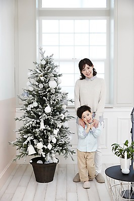 포토 JPG 전신 여자 남자 아들 어린이 크리스마스 엄마 실내 서기 소년 성인 두명 앞모습 30대 크리스마스트리 한국인 아들바보 국내포토 모자관계 기념일 뷰포인트 가족 모션 사람 동양인 내부 장년 파일형식