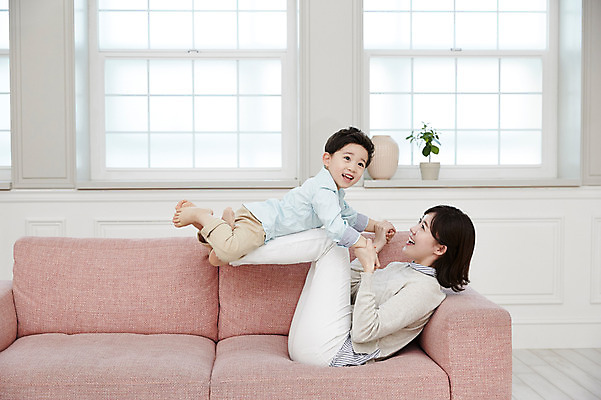 포토 JPG 전신 여자 남자 아들 어린이 장난 놀이 엄마 실내 웃음 소년 성인 두명 옆모습 30대 소파 눕기 한국인 즐거움 비행기놀이 아들바보 국내포토 모자관계 감정 뷰포인트 의자 가족 모션 표정 사람 동양인 내부 장년 파일형식