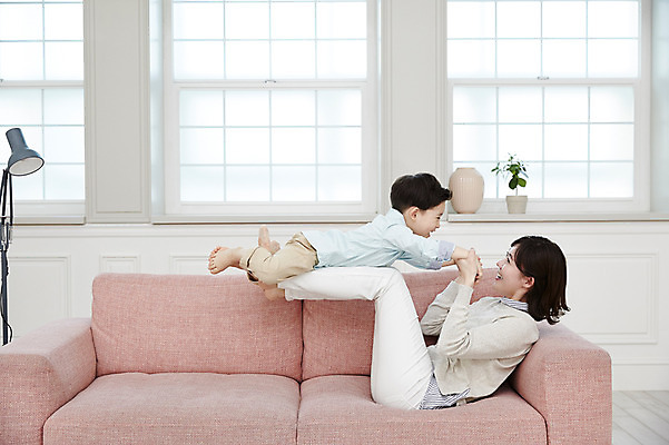 포토 JPG 전신 여자 남자 아들 어린이 장난 놀이 엄마 실내 웃음 소년 성인 두명 옆모습 30대 소파 눕기 한국인 즐거움 비행기놀이 아들바보 국내포토 모자관계 감정 뷰포인트 의자 가족 모션 표정 사람 동양인 내부 장년 파일형식