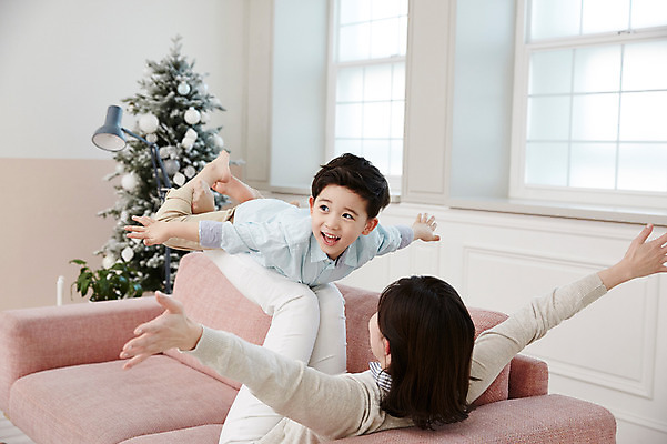 포토 JPG 전신 여자 남자 아들 어린이 장난 놀이 엄마 팔벌리기 실내 웃음 소년 성인 두명 앞모습 뒷모습 30대 소파 눕기 크리스마스트리 한국인 비행기놀이 아들바보 국내포토 모자관계 뷰포인트 크리스마스 의자 가족 모션 표정 사람 동양인 내부 장년 파일형식