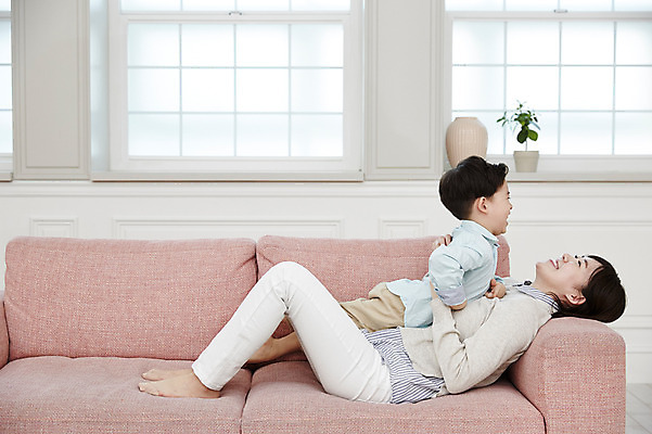 포토 JPG 전신 여자 남자 아들 어린이 장난 엄마 실내 웃음 소년 성인 두명 옆모습 30대 소파 눕기 한국인 아들바보 국내포토 모자관계 뷰포인트 의자 가족 모션 표정 사람 동양인 내부 장년 파일형식